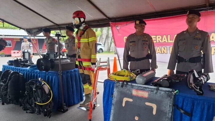 Stand perlengkapan kesiapsiagaan bencana di Lapangan M Jasin Brimob Polda Kaltim, pada Selasa (4/11/2025). Foto: BorneoFlash/Niken Sulastri