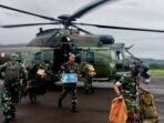 Helikopter Caracal H225M TNI Angkatan Udara menyalurkan paket bantuan untuk korban banjir bandang dan longsor di wilayah Sibolga, Sumatra Utara, Jumat (28/11/2025). FOTO: ANTARA/HO-Dinas Penerangan TNI Angkatan Udara.