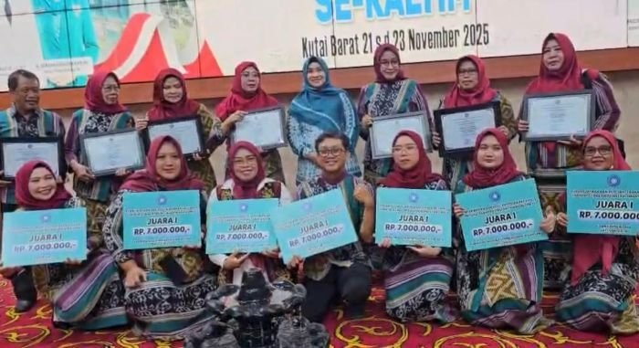 TP PKK Kota Balikpapan saat menerima piagam penghargaan diserahkan pada Gala Dinner Rakor PKK se-Kaltim di Auditorium Aji Tulur Jejangkat, Sendawar, Kutai Barat, pada Jumat malam (21/11/2025). Foto: BorneoFlash/Ist