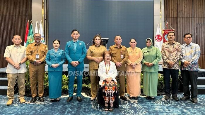 TP PKK Kabupaten Mahulu menggelar Serah Terima Jabatan Ketua PKK, Ketua Dekranasda, Ketua Posyandu, dan Bunda PAUD Kabupaten Mahakam Ulu Periode 2021–2025 kepada pengurus Periode 2025–2030, Kegiatan ini berlangsung di Ballroom Hotel Mercure Samarinda, pada Senin (24/11/2025). Foto: HO/diskominfostandimahulu