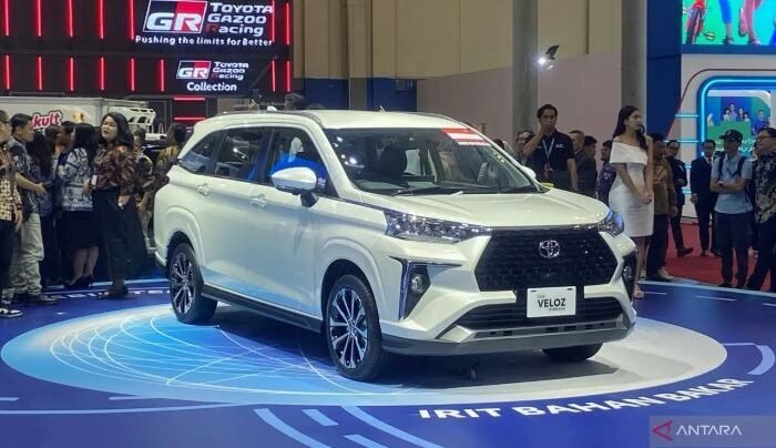 Tampilan mobil Toyota New Veloz Hybrid yang diluncurkan di ajang GJAW 2025, pada Jumat (21/11/2025). Foto: ANTARA/Chairul Rohman