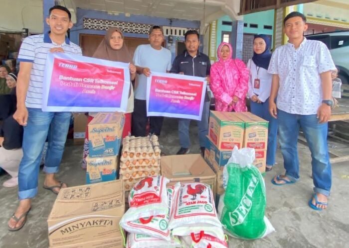 Telkomsel Salurkan Bantuan Kepada Korban bencana hidrometeorologi yang melanda sejumlah wilayah di Aceh, Sumatera Utara, dan Sumatera Barat. Foto: HO/Telkomsel