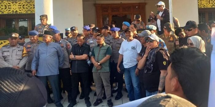 Tiga Anggota DPRD Kota Balikpapan, yakni Aminuddin, Muhammad Hamid, dan Japar Sidik, turun langsung menemui peserta aksi untuk melakukan dialog terbuka di depan Kantor DPRD Kota Balikpapan, pada Jumat Sore (14/11/2025). Foto: BorneoFlash/Ardian