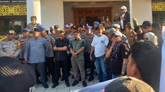 Tiga Anggota DPRD Kota Balikpapan, yakni Aminuddin, Muhammad Hamid, dan Japar Sidik, turun langsung menemui peserta aksi untuk melakukan dialog terbuka di depan Kantor DPRD Kota Balikpapan, pada Jumat Sore (14/11/2025). Foto: BorneoFlash/Ardian