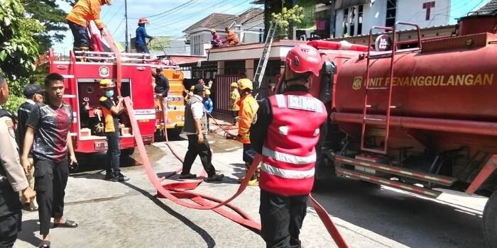 Tim Respons Cepat Bencana Batalyon A Pelopor Sat Brimob Polda Kaltim Bantu Penanganan Kebakaran Rumah di Balikpapan Regency,  pada Kamis (06/11/2025). Foto: HO/Humas Polda Kaltim