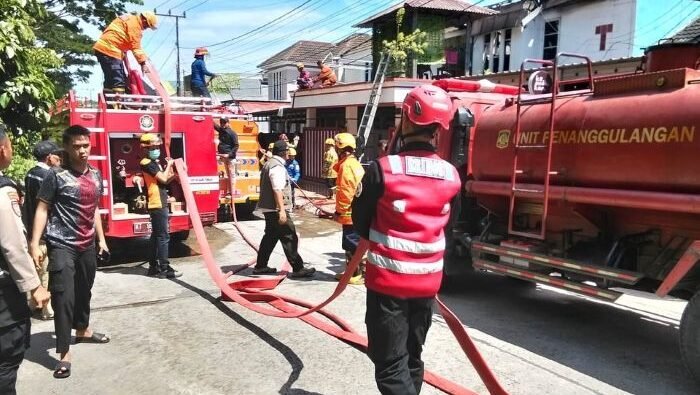 Tim Respons Cepat Bencana Batalyon A Pelopor Sat Brimob Polda Kaltim Bantu Penanganan Kebakaran Rumah di Balikpapan Regency,  pada Kamis (06/11/2025). Foto: HO/Humas Polda Kaltim