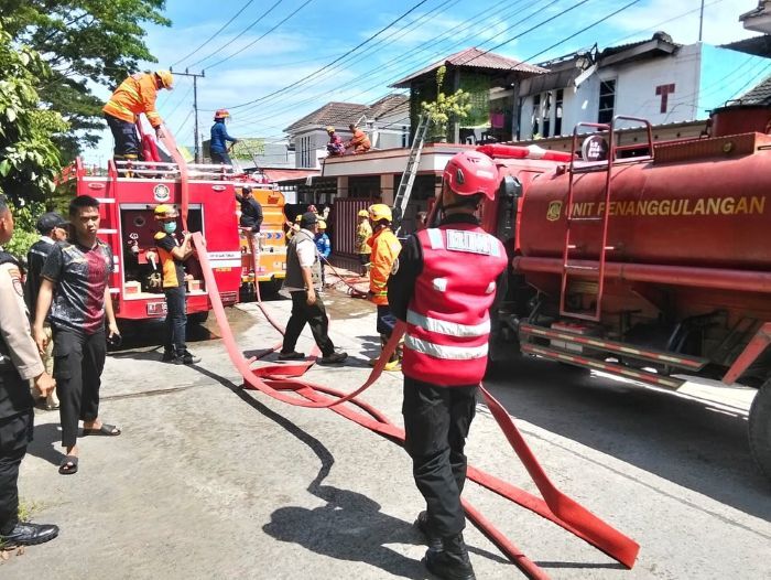 Respon Cepat, Batalyon A Sat Brimob Polda Kaltim Bantu Penanganan Kebakaran Rumah di Balikpapan Regency