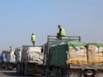 Truk-truk pengangkut bantuan terlihat di Deir al-Balah, Jalur Gaza tengah, Palestina, Kamis (16/10/2025). FOTO : ANTARA/Xinhua/Rizek Abdeljawad.