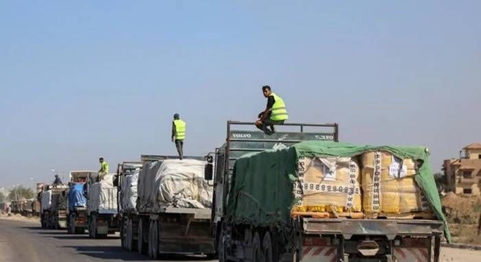 Truk-truk pengangkut bantuan terlihat di Deir al-Balah, Jalur Gaza tengah, Palestina, Kamis (16/10/2025). FOTO : ANTARA/Xinhua/Rizek Abdeljawad.