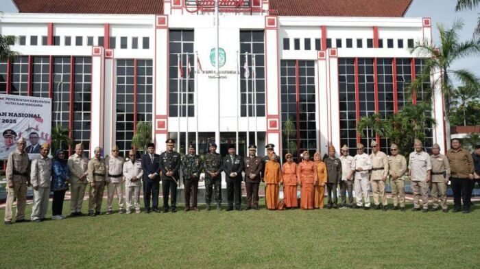 Upacara Hari Pahlawan di Halaman Kantor Bupati Kukar, pada Senin (10/11/2025). Foto: HO/Pemkab Kukar