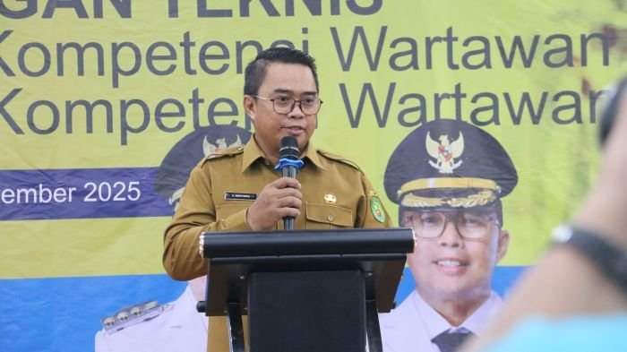 Wakil Bupati Kutim, Mahyunadi saat membuka secara resmi kegiatan UKW digagas oleh PWI Kutim yang dimulai pada tanggal 18-19 November 2025, digelar di Ruang Dlaunge, Hotel Royal Victoria Sangatta Utara, pada Selasa (18/11/2025). Foto: HO/Diskominfo Staper Kutim
