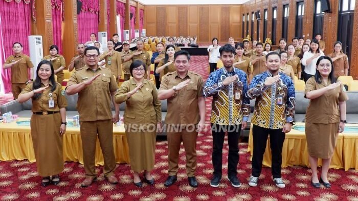 Wakil Bupati Mahakam Ulu, Suhuk, S.E., Membuka Forum Konsultasi Publik (FKP) terkait Standar Pelayanan (SP) dan Survei Kepuasan Masyarakat (SKM) Tahun 2025, bertempat di Ballroom Lantai III Kantor Bupati Mahulu, pada Selasa (18/11/2025). Foto: HO/diskominfostandimahulu