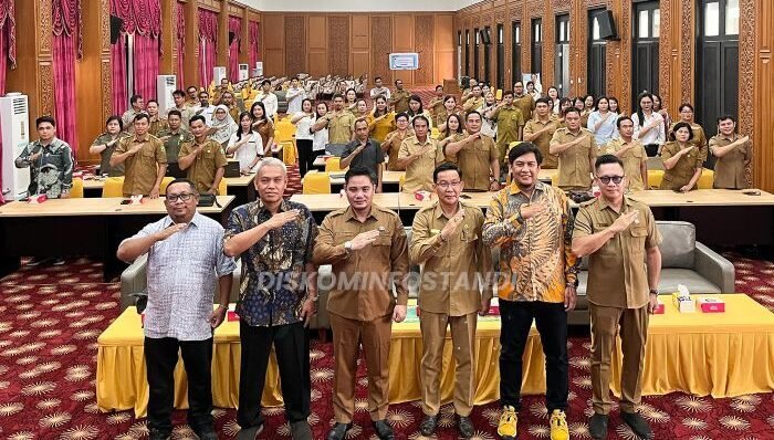 Wakil Bupati Mahulu, Suhuk S.E, secara resmi membuka kegiatan Sosialisasi Pembaruan Aplikasi TTE Universal dan SPBE yang berlangsung di Ballroom Lantai 3 Kantor Bupati Mahakam Ulu, pada Senin (24/11/2025). Foto: HO/diskominfostandimahulu