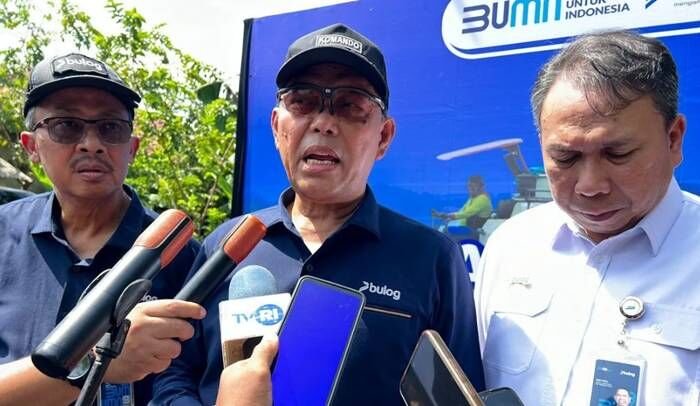 Wakil Direktur Utama Perum Bulog Marga Taufiq memberi keterangan kepada awak media seusai melakukan panen padi di lahan budidaya Mitra Tani Perum Bulog di Karawang, Jawa Barat, Selasa (4/11/2025). FOTO : ANTARA/Harianto