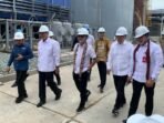 Wakil Menteri ESDM, Yuliot Tanjung didampingi Wali Kota Balikpapan, H. Rahmad Mas’ud beserta jajaran PT AGPA Refinery Complex saat meninjau lokasi Kantor, pada hari Rabu (19/11/2025). Foto: BorneoFlash/Ist