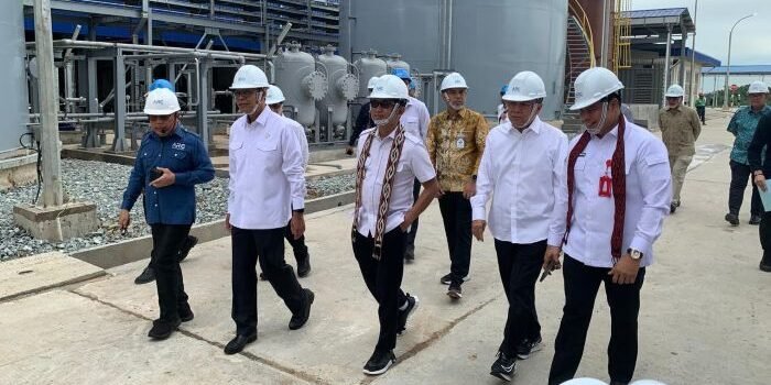 Wakil Menteri ESDM, Yuliot Tanjung didampingi Wali Kota Balikpapan, H. Rahmad Mas’ud beserta jajaran PT AGPA Refinery Complex saat meninjau lokasi Kantor, pada hari Rabu (19/11/2025). Foto: BorneoFlash/Ist