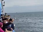 Wakil Menteri Sosial Agus Jabo Priyono dan Wamen Kementerian Kelautan dan Perikanan (KKP) Didit Herdiawan menaburkan bunga dari atas KRI Brawijaya-320 selepas upacara memperingati Hari Pahlawan Nasional 2025 di Perairan Teluk Jakarta, Senin (10/11/2025). FOTO : ANTARA/M Riezko Bima Elko Prasetyo