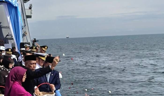 Wakil Menteri Sosial Agus Jabo Priyono dan Wamen Kementerian Kelautan dan Perikanan (KKP) Didit Herdiawan menaburkan bunga dari atas KRI Brawijaya-320 selepas upacara memperingati Hari Pahlawan Nasional 2025 di Perairan Teluk Jakarta, Senin (10/11/2025). FOTO : ANTARA/M Riezko Bima Elko Prasetyo