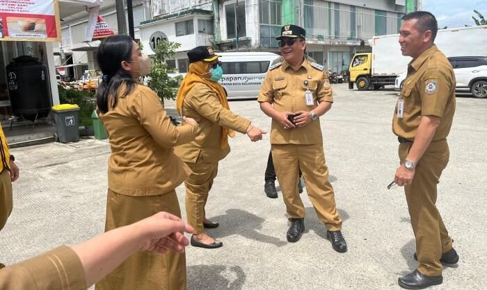 Wakil Wali Kota Balikpapan, Bagus Susetyo didampingi Asisten II, Kepala DPU, Kepala DPPR, Lurah dan instansi terkait lainnya saat meninjau Bizhub Kariangau di Balikpapan Utara. Foto: BorneoFlash/Niken Sulastri