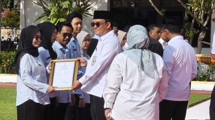 Wakil Wali Kota Balikpapan, Bagus Susetyo menyerahkan penghargaan kepada sejumlah puskesmas, serta kelurahan yang dinilai berprestasi, di Halaman Balai Kota Balikpapan, pada Rabu (12/11/2025). Foto: BorneoFlash/Ardian
