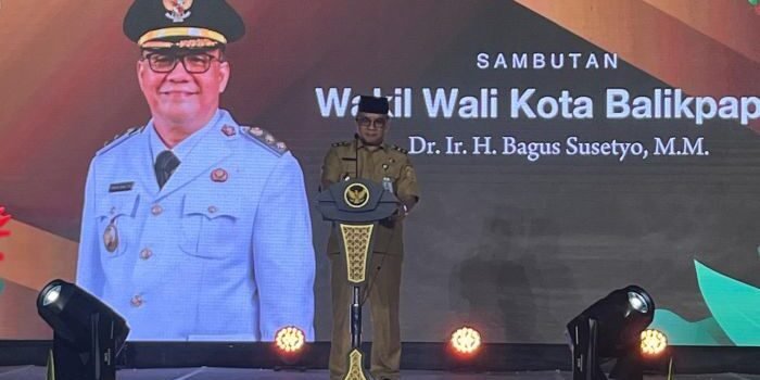 Wakil Wali Kota Balikpapan, Bagus Susetyo, saat menghadiri Awarding CGH serta Eco Office tahun 2025 yang digelar DLH Kota Balikpapan di Balikpapan Sport and Convention Center (BSCC)/Dome, pada Selasa (4/11/2025). Foto: BorneoFlash/Ardian