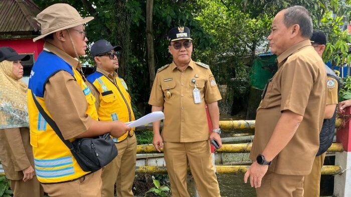 Wakil Wali Kota Balikpapan Bagus Susetyo turun langsung meninjau kawasan RT 3 dan RT 4 Kelurahan Graha Indah, Kecamatan Balikpapan Utara, pada Selasa (25/11/2025). Foto: BorneoFlash./Niken Sulastri