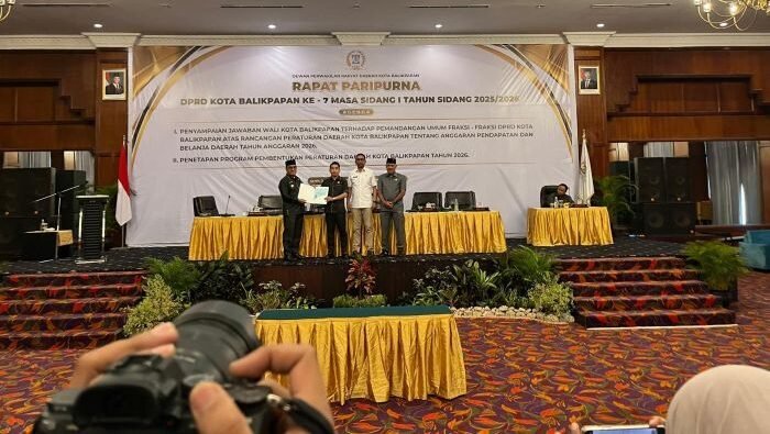 Wakil Wali Kota Balikpapan, H. Bagus Susetyo bersama Ketua DPRD Balikpapan, Alwi Al Qadri didampingi Wakil Ketua DPRD Balikpapan, Taqwa dan Budiono dalam Rapat Paripurna yang berlangsung di Grand Senyiur Hotel Balikpapan, pada Senin (24/11/2025). Foto: BorneoFlash/Niken Sulastri