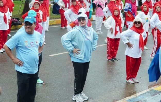 Wakil Wali Kota Balikpapan, H. Bagus Susetyo didampingi istri Hj. Siti Kotijah saat kegiatan senam bersama di Pantai Manggar, pada Minggu (16/11/2025). Foto: BorneoFlash/Niken Sulastri