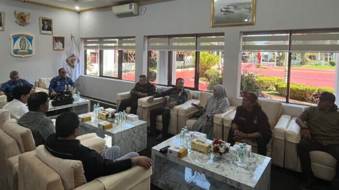 Wakil Wali Kota Balikpapan, H. Bagus Susetyo memimpin pertemuan KSPSI Kota Balikpapan dengan perwakilan pekerja PT Changwon JO dan PT Era, yang berlangsung di VIP Room Balai Kota Balikpapan, Senin (17/11/2025). Foto: BorneoFlash/Niken Sulastri