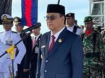 Wakil Wali Kota Balikpapan H. Bagus Susetyo memimpin upacara tabur bunga di atas KRI Butana 878, kapal patroli milik TNI Angkatan Laut, yang berlayar di tengah perairan Teluk Balikpapan, pada Senin (10/11/2025). Foto: BorneoFlash/Ardian