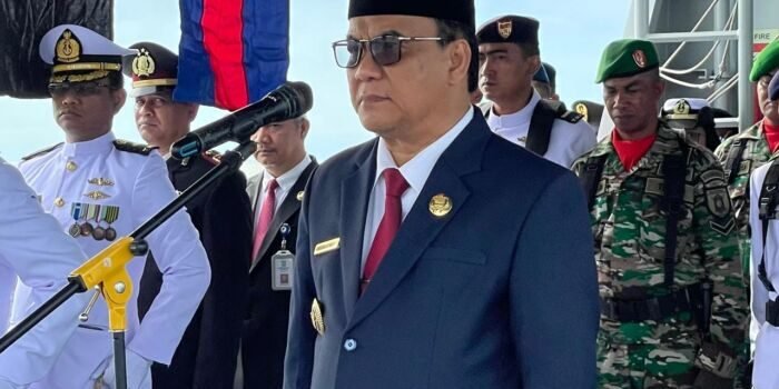 Wakil Wali Kota Balikpapan H. Bagus Susetyo memimpin upacara tabur bunga di atas KRI Butana 878, kapal patroli milik TNI Angkatan Laut, yang berlayar di tengah perairan Teluk Balikpapan, pada Senin (10/11/2025). Foto: BorneoFlash/Ardian