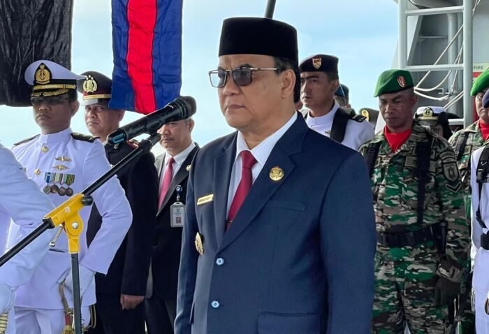 Wakil Wali Kota Balikpapan H. Bagus Susetyo memimpin upacara tabur bunga di atas KRI Butana 878, kapal patroli milik TNI Angkatan Laut, yang berlayar di tengah perairan Teluk Balikpapan, pada Senin (10/11/2025). Foto: BorneoFlash/Ardian