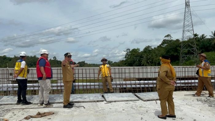 Wakil Wali Kota Balikpapan, H. Bagus Susetyo meninjau proyek pembangunan jalan tol Km 10 Kecamatan Balikpapan Utara, pada Selasa (25/11/2025). Foto: BorneoFlash/Niken Sulastri