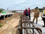 Wakil Wali Kota Balikpapan, H. Bagus Susetyo meninjau proyek pembangunan jalan tol Km 10 Wakil Wali Kota Balikpapan, H. Bagus Susetyo meninjau proyek pembangunan jalan tol Km 10 Kecamatan Balikpapan Utara, pada Selasa (25/11/2025). Foto: BorneoFlash/Niken Sulastri
