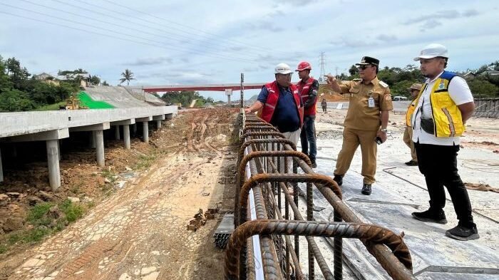 Wakil Wali Kota Balikpapan, H. Bagus Susetyo meninjau proyek pembangunan jalan tol Km 10 Kecamatan Balikpapan Utara, pada Selasa (25/11/2025). Foto: BorneoFlash/Niken Sulastri