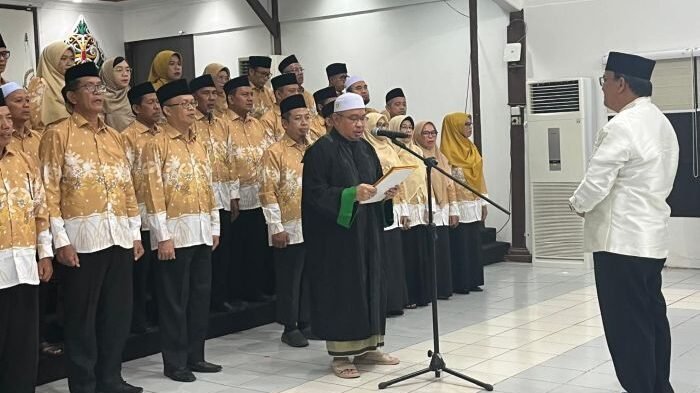 Wakil Wali Kota Balikpapan H. Bagus Susetyo resmi melantik Dewan Hakim dan Panitera MTQ ke-53 Tingkat Kota Balikpapan Tahun 2025 dalam sebuah acara yang digelar khidmat, pada Rabu (12/11/2025). Foto: BorneoFlash/Ardian
