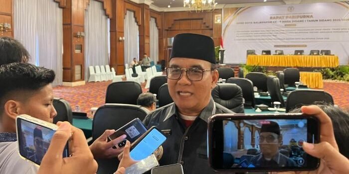 Wakil Wali Kota Balikpapan, H. Bagus Susetyo saat Diwawancarai Awak Media Usai Rapat Paripurna yang berlangsung di Grand Senyiur Hotel Balikpapan, pada Senin (24/11/2025). Foto: BorneoFlash/Niken Sulastri