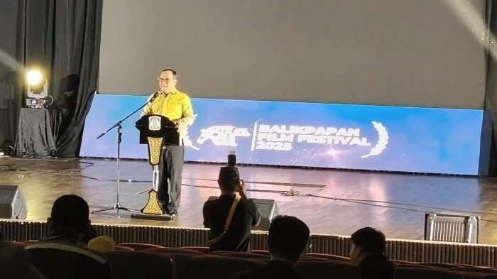 Wakil Wali Kota Balikpapan H. Bagus Susetyo saat membuka Festival Film Balikpapan 2025, di Gedung Kesenian Balikpapan, pada Sabtu Malam (22/11/2025). Foto: BorneoFlash/Niken Sulastri