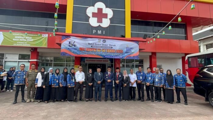 Pelaksanaan donor darah dalam rangka peringati HUT ke 54 Korpri, di Kantor PMI Balikpapan, pada Senin (10/11/2025). Foto: BorneoFlash/Ardian