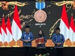 Wakil Wali Kota Balikpapan, H. Bagus Susetyo memberikan Tanda Kehormatan Satya Lencana Karya Satya kepada 320 ASN Pemkot Balikpapan, di Auditorium Balai Kota Balikpapan, pada Senin (17/11/2025). Foto: BorneoFalsh/Ardian