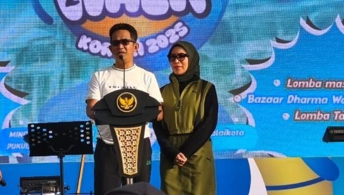 Wali Kota Balikpapan H. Rahmad Mas'ud bersama istri Hj. Nurlena Rahmad Mas'ud Saat Rangkaian peringatan HUT ke-54 Korpri di Halaman Balai Kota Balikpapan, pada Minggu (30/11/2025). Foto: BorneoFlash/Niken Sulastri
