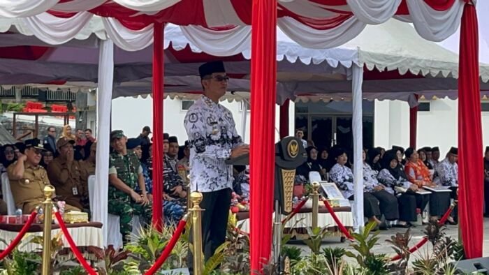 Wali Kota Balikpapan, H. Rahmad Mas’ud, memimpin langsung upacara peringatan HUT ke-80 PGRI sekaligus Peringatan HGN Tahun 2025 di Balikpapan Sport and Convention Center (BSCC)/Dome, pada Selasa (25/11/2025). Foto: BorneoFlash/Niken Sulastri