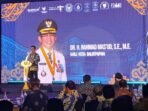 Wali Kota Balikpapan H. Rahmad Mas’ud saat memberikan sambutan dalam malam puncak Grand Final Duta Wisata Indonesia 2025 yang digelar di Novotel Hotel Balikpapan, pada Sabtu Malam (9/11/2025). Foto: BorneoFlash/Ardian