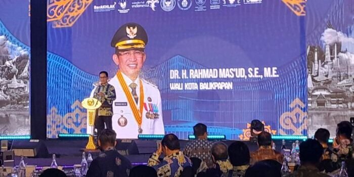 Wali Kota Balikpapan H. Rahmad Mas’ud saat memberikan sambutan dalam malam puncak Grand Final Duta Wisata Indonesia 2025 yang digelar di Novotel Hotel Balikpapan, pada Sabtu Malam (9/11/2025). Foto: BorneoFlash/Ardian