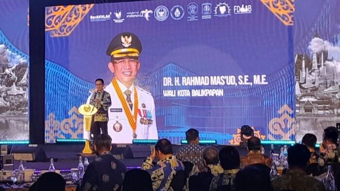 Wali Kota Balikpapan H. Rahmad Mas’ud saat memberikan sambutan dalam malam puncak Grand Final Duta Wisata Indonesia 2025 yang digelar di Novotel Hotel Balikpapan, pada Sabtu Malam (9/11/2025). Foto: BorneoFlash/Ardian