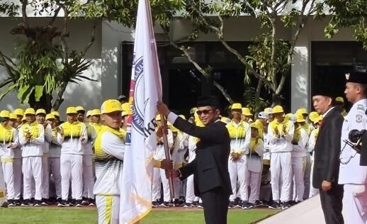 Wali Kota Balikpapan H. Rahmad Mas’ud secara resmi melepas para atlet, pelatih, panitia, dan tim pendamping dalam acara yang penuh semangat dan harapan di Halaman Balai Kota Balikpapan, pada Senin (10/11/2025). Foto: BorneoFlash/Ardian