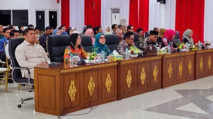 Wali Kota Balikpapan, Rahmad Mas’ud bersama Wakil Wali Kota Balikpapan, Bagus Susetyo, mengikuti penilaian WIA 2025, melalui virtual di Auditorium Balai Kota Balikpapan, pada Kamis (27/11/2025). Foto: BorneoFlash/Niken Sulastri