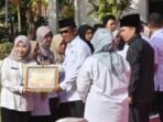 Wali Kota Balikpapan, Rahmad Mas’ud menyerahkan penghargaan kepada sejumlah puskesmas, serta kelurahan yang dinilai berprestasi, di Halaman Balai Kota Balikpapan, pada Rabu (12/11/2025). Foto: BorneoFlash/Ardian