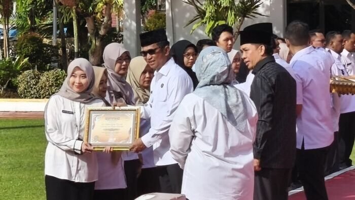 Wali Kota Balikpapan, Rahmad Mas’ud menyerahkan penghargaan kepada sejumlah puskesmas, serta kelurahan yang dinilai berprestasi, di Halaman Balai Kota Balikpapan, pada Rabu (12/11/2025). Foto: BorneoFlash/Ardian