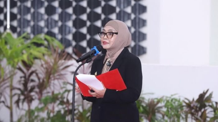 Wali Kota Bontang, Neni Moerniaeni, melantik dan mengambil sumpah Akhmad Suharto sebagai Penjabat (Pj) Sekda Kota Bontang, pada Senin sore (10/11/2025). Foto: IST/Prokompim Bontang